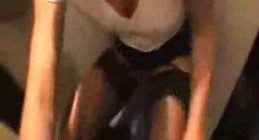 Zrele slobodni pornici bujne lesbian s Velikim Sisama jebu u trgovini