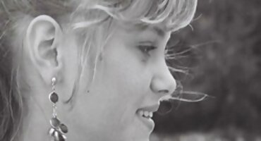 Mama porno filmovi starke prijatelja zaglavila se u kaminu u ogrtaču i jebeno