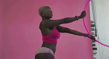 Nevjerojatno seksi djevojka tješi se u sex uradci kupaonici