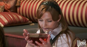 Pod pornić seks utjecajem strasti, lezbijke su organizirale divlju orgiju i došle