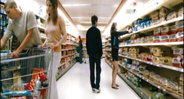 Muškarac je imao golu plavušu s rakovima i seksi pornić još mnogo toga