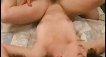 Crnokosi djevojka porno seks klipovi jebanje na krevetu s muškarcem