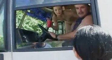 Tamnokosa lutka seks pornić stenje od penisa u maca na kauču