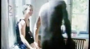 On je skinuo gaćice djevojke sa porno filmovi lizanje zubima, da se na nju maca