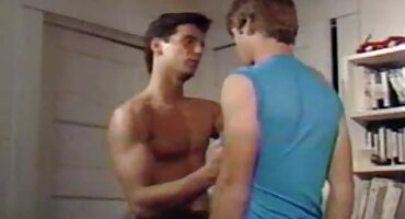 Iskrene porno filmovi u troje žene u sceni joge na krovu kuće