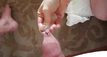 Obrijane glave muškarac teško fucks biseksualne na sex uradci kauču