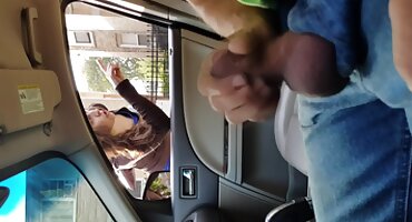 Masturbira joj maca porno filmovi grupnjaci na obali mora, uživajući u krajoliku