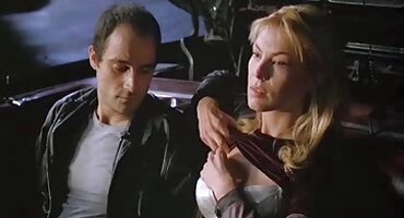 Prekrasna brineta seks porno snimci gol do točke zavodljive poze