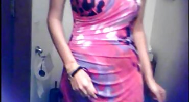 Djevojke dijele kurac na dvoje, igrajući se s zrele njemice vulvama