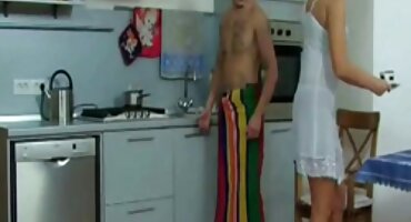 Veseo momak zabavljati s porno filmovi za skidanje dvije prijateljice