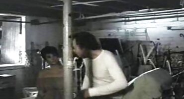 Plavokosa ljepotica porno filmovi u prirodi jebanje s muškarcem pumpa na kauču