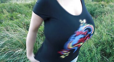 Velika plavuša uživa u slobodni pornici crnom penisu dude