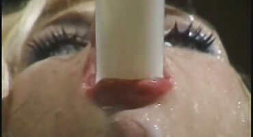 Napaljeni usluga domaci filmovi sex dobiva pogled na kurac vlasnika kuće i daje muškarcu