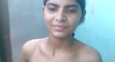 Crna kosa držala je porno filmovi sortirani ruku u uskoj vagini