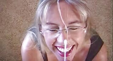 Pink seks djevojke u kupaći kostim na kucni porno uradci bazenu