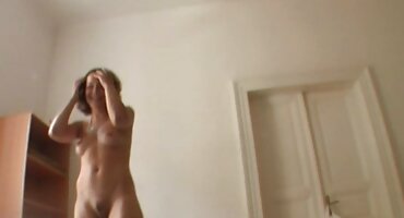 Glatko obrijana mokrenje latina za vruće Strapon Bonk-a-ton seksi pornić